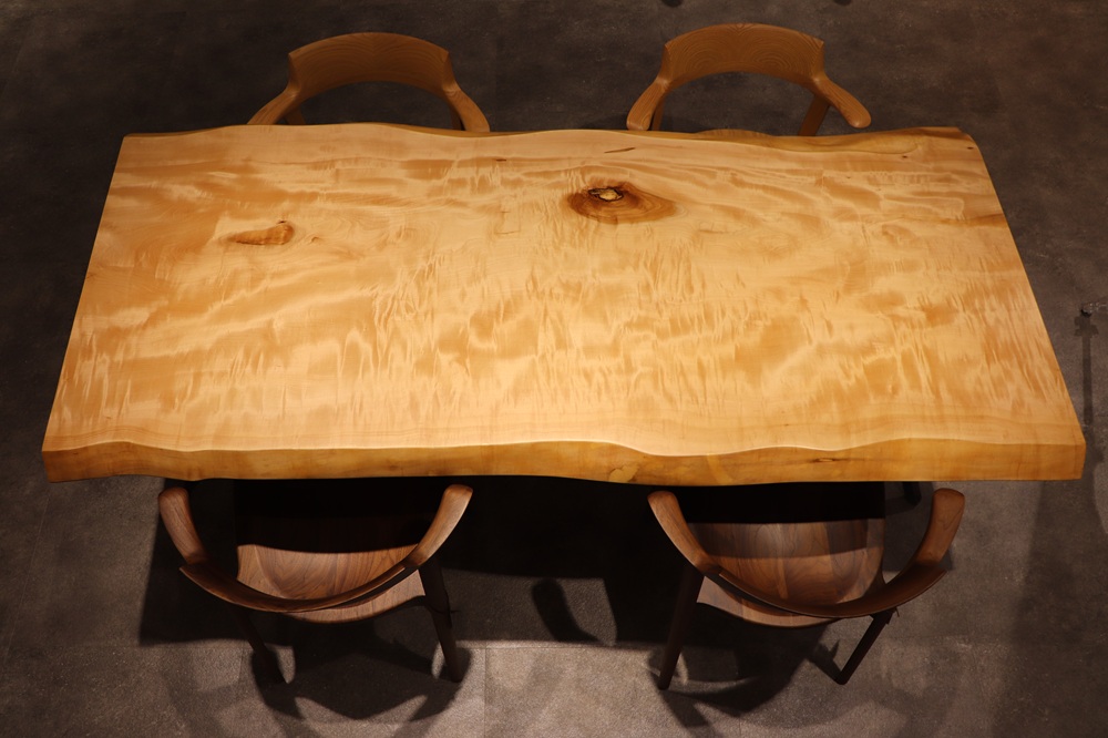 名古屋店のトチ一枚板 テーブル　表情豊かな栃ノ木