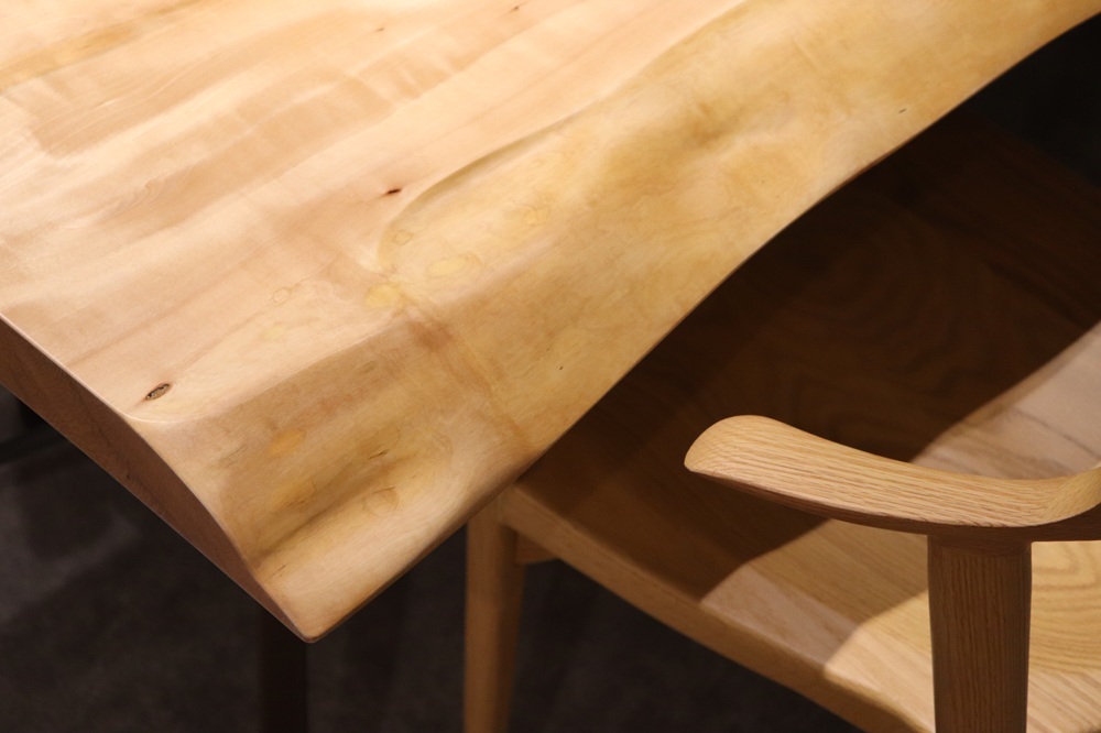 名古屋店のトチ一枚板 テーブル　曲線の耳が美しい