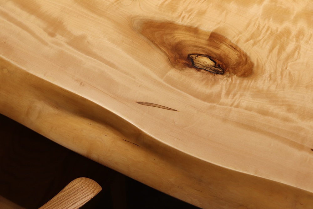名古屋店のトチ一枚板 テーブル　曲線の耳が美しい