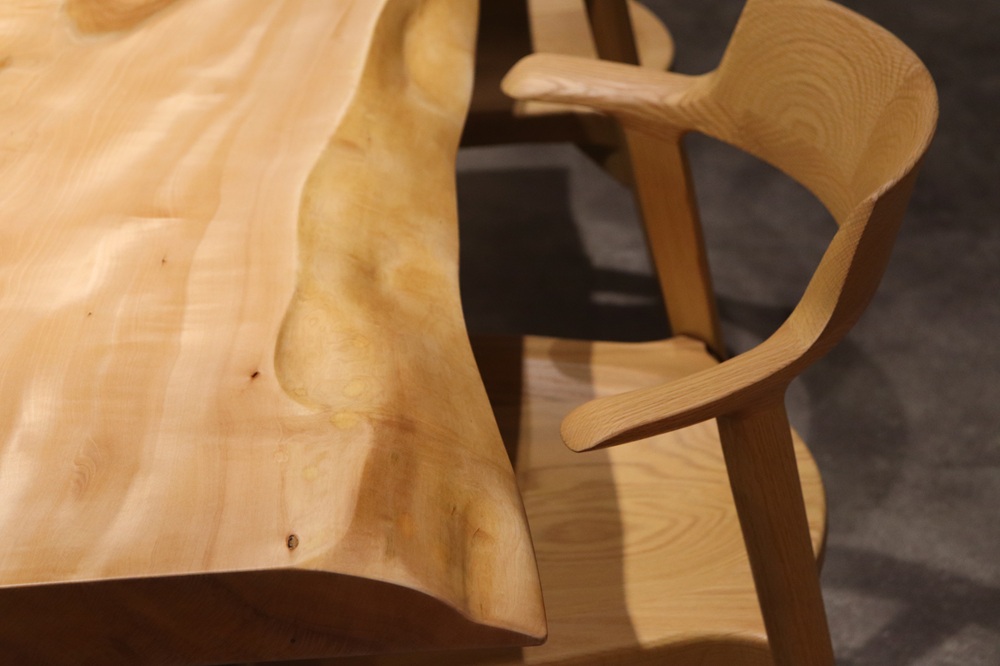 名古屋店のトチ一枚板 テーブル　曲線の耳が美しい