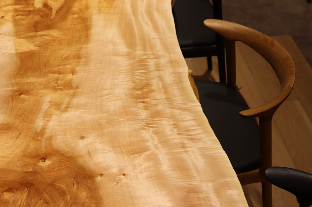 名古屋店のトチ一枚板 テーブル