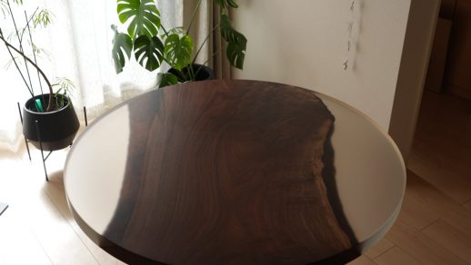 ウォールナットの丸テーブルを購入しました