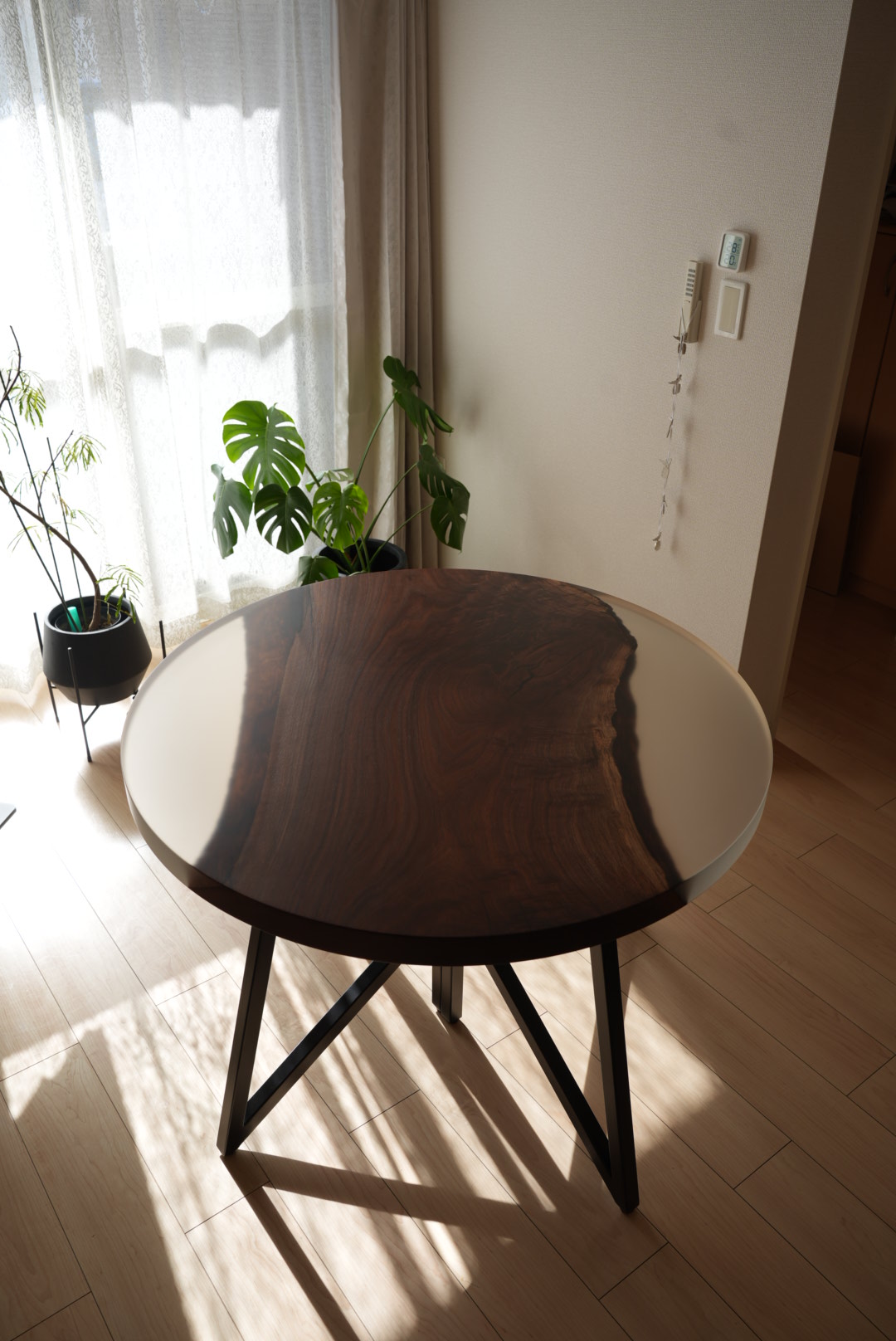 ウォールナットの丸テーブルを購入しましたの画像