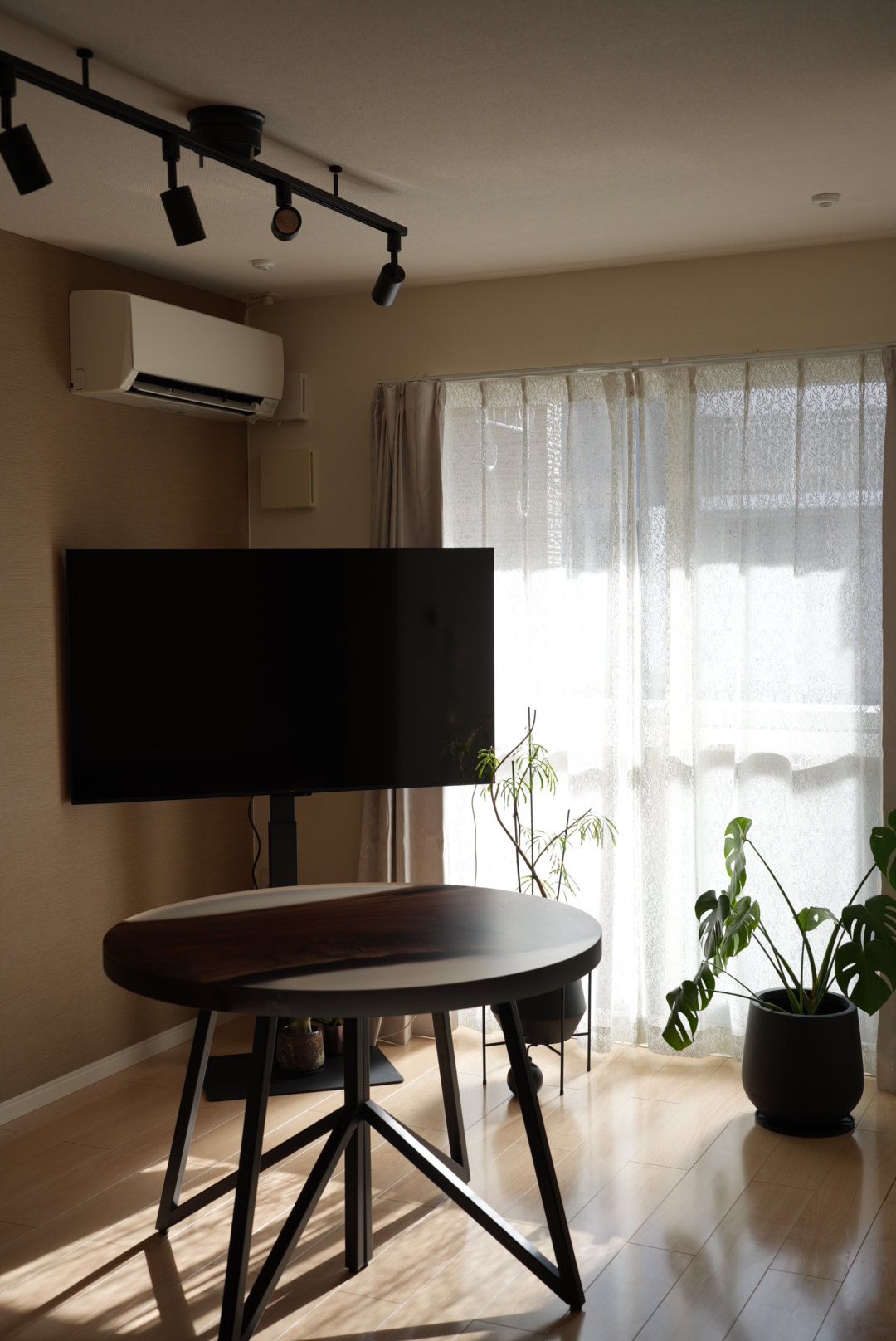 ウォールナットの丸テーブルを購入しましたの画像