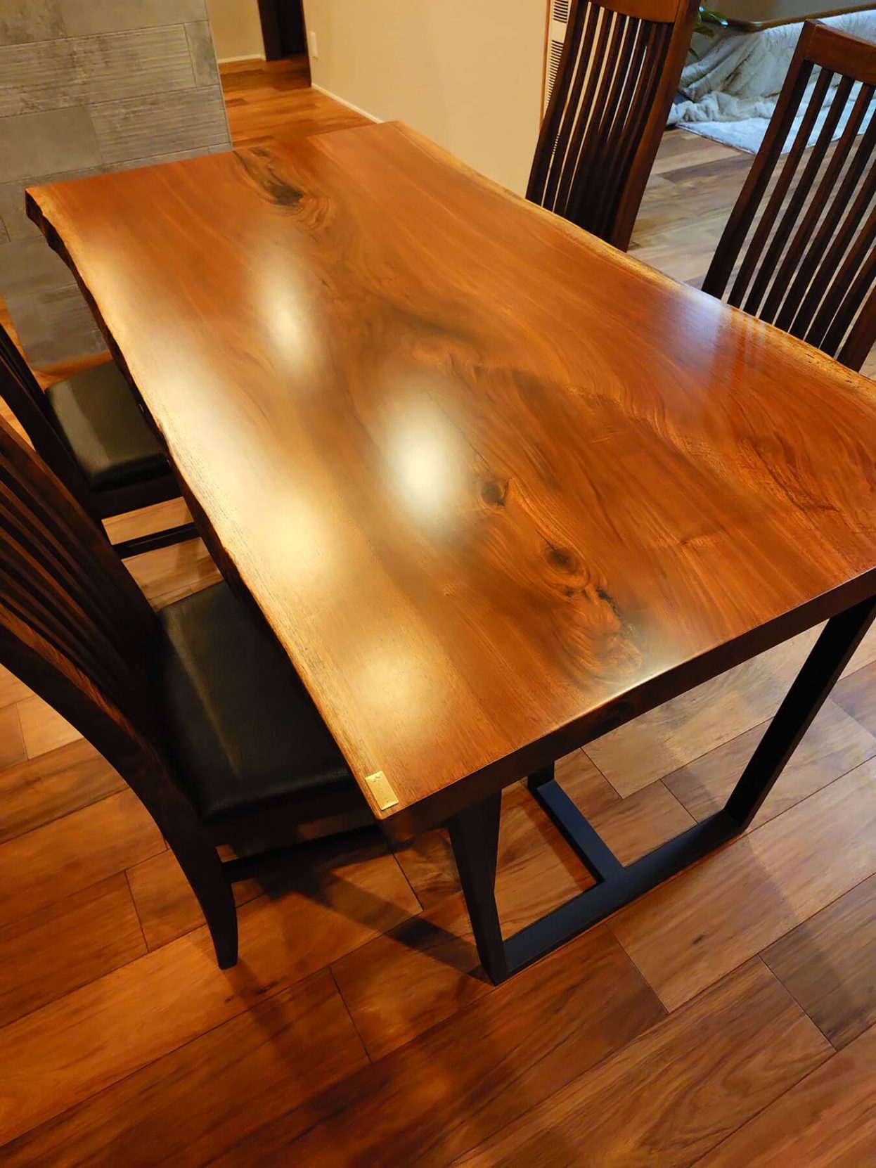ウォールナット一枚板ダイニングテーブルの納品事例