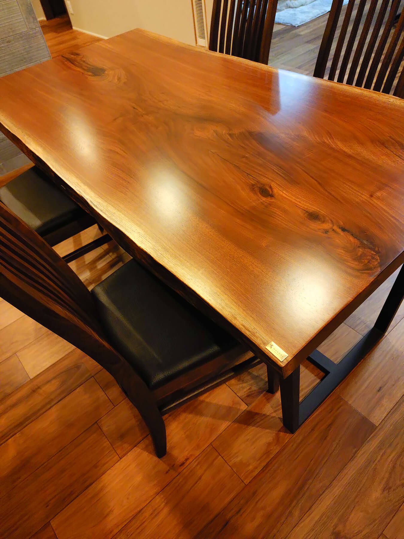 ウォールナット一枚板ダイニングテーブルの納品事例