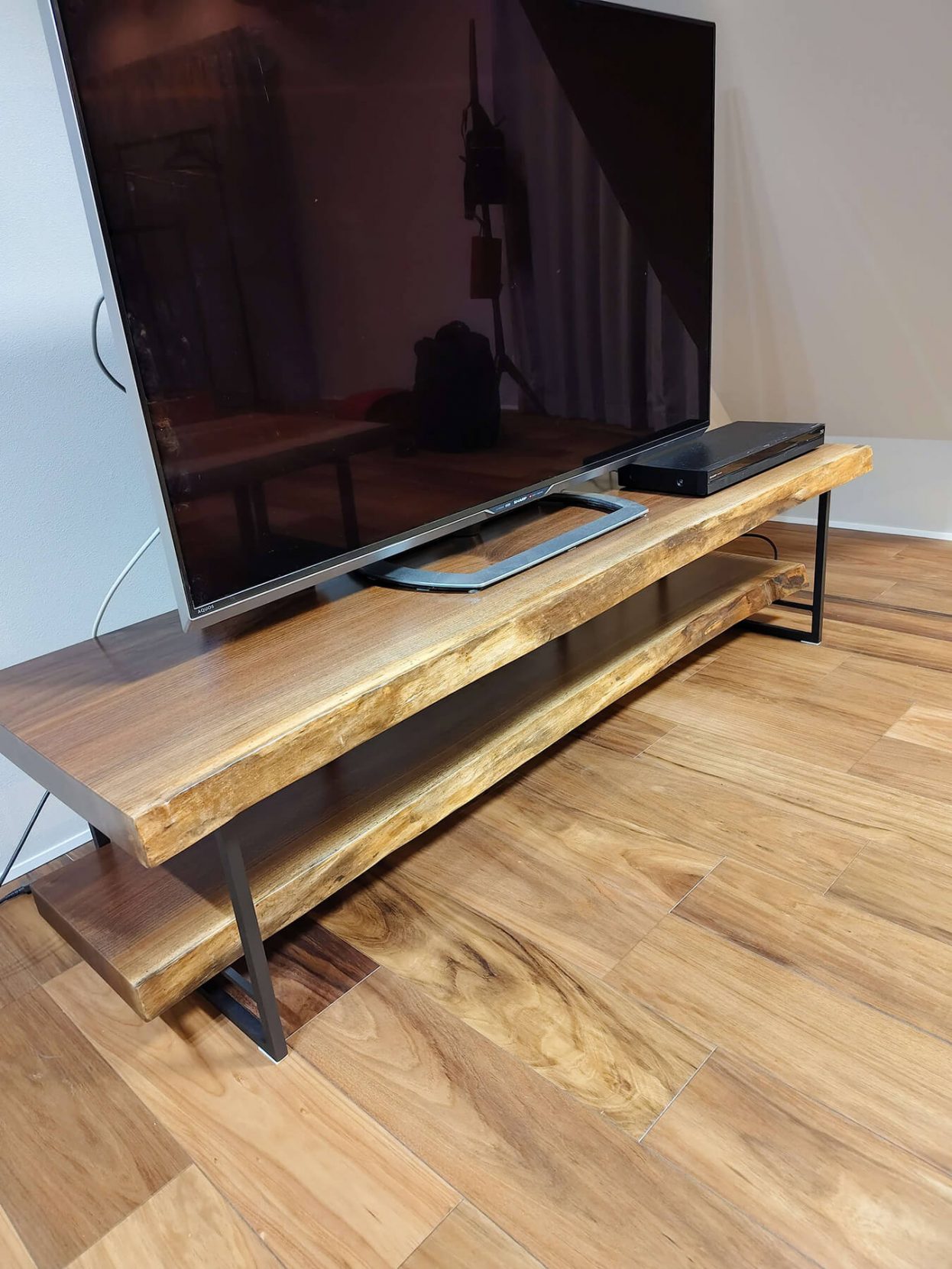 ウォールナットのテレビボードの納品事例