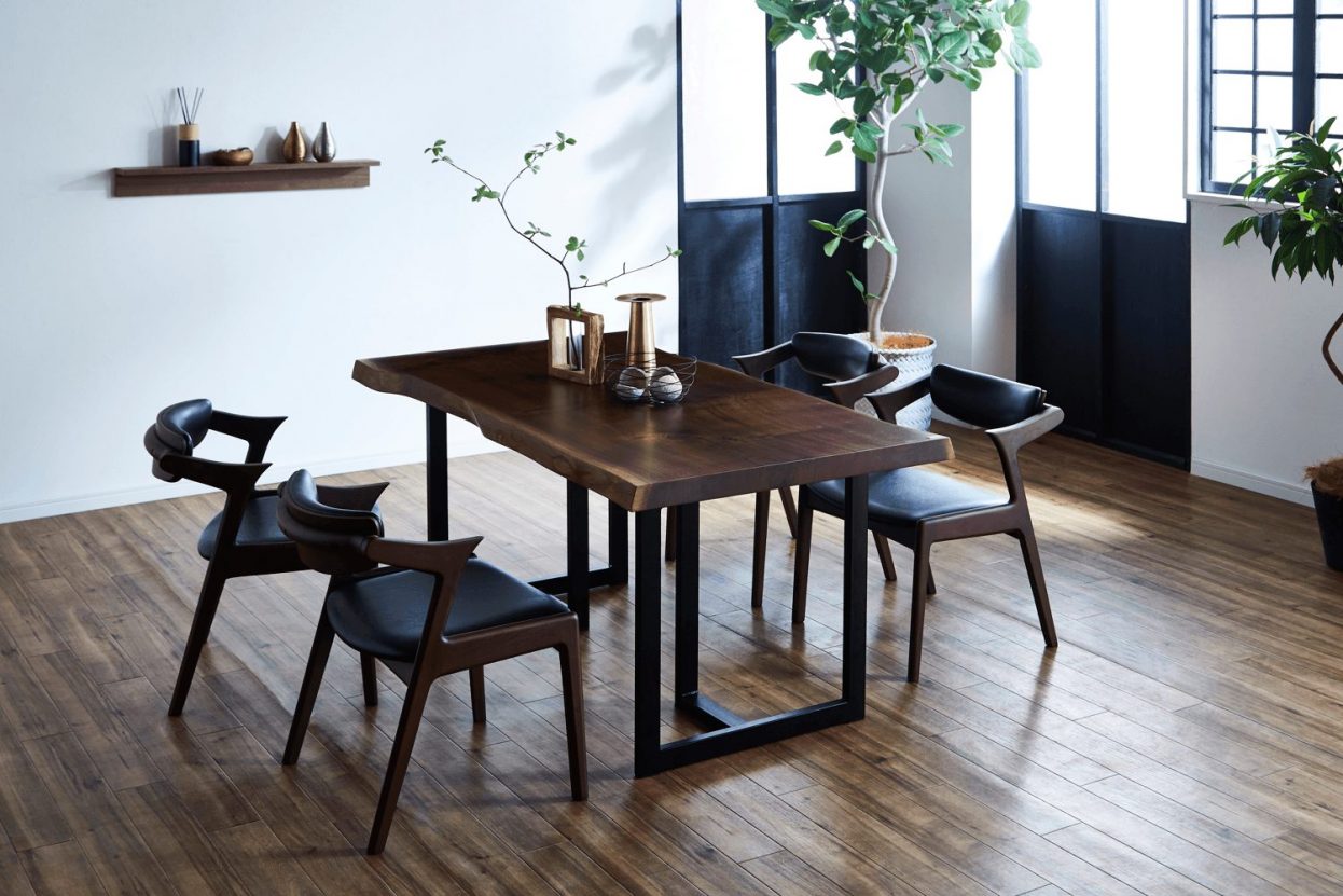 ウォールナットの一枚板テーブル