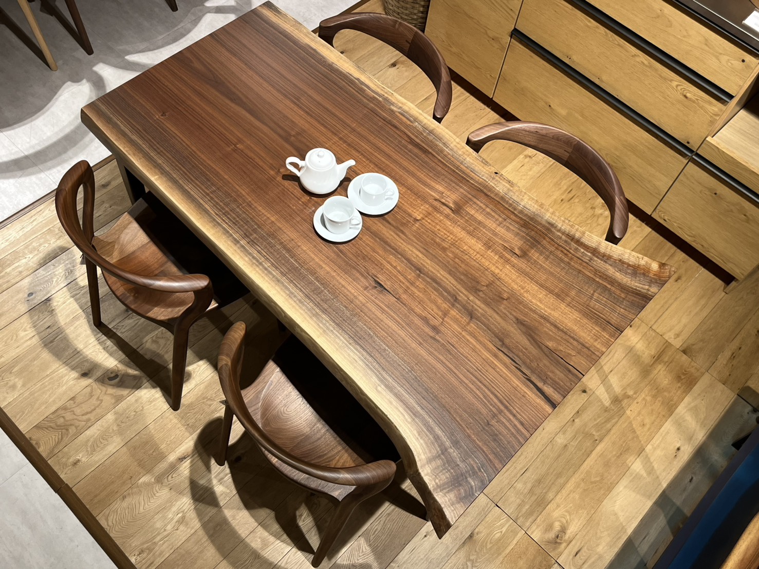横浜店おすすめのウォールナット一枚板テーブルのコーディネート
