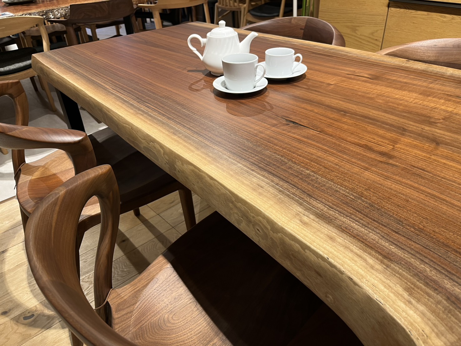 横浜店おすすめのウォールナット一枚板テーブルのコーディネート