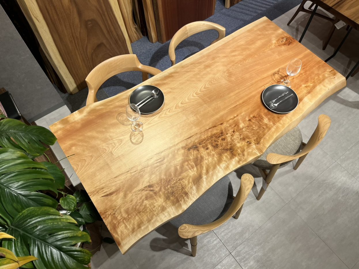横浜店おすすめのマカバ一枚板テーブルのコーディネート