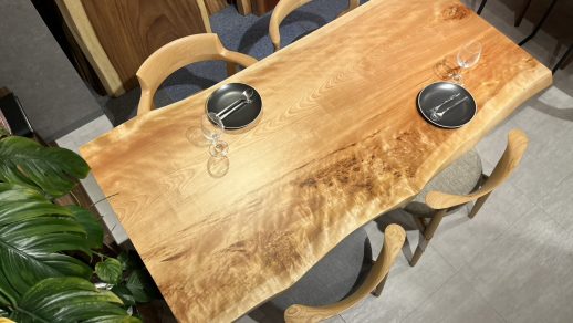 横浜店おすすめのマカバ一枚板テーブルのコーディネート