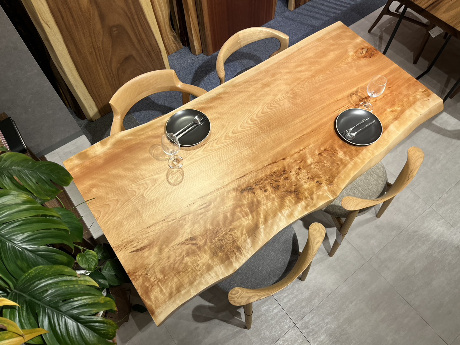 横浜店おすすめのマカバ一枚板テーブルのコーディネート