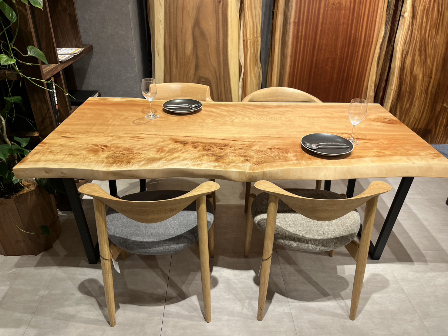 横浜店おすすめのマカバ一枚板テーブルのコーディネート